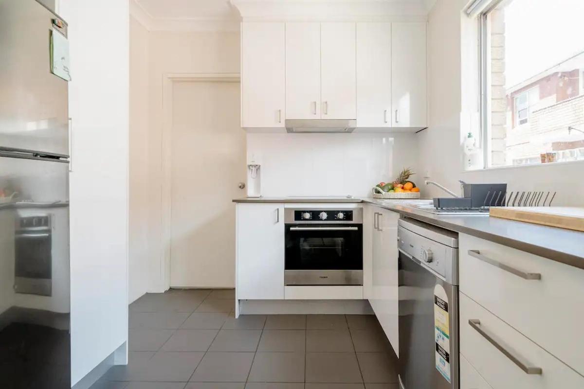 Lovely Bedroom In Eastern Suburbs Homestay *